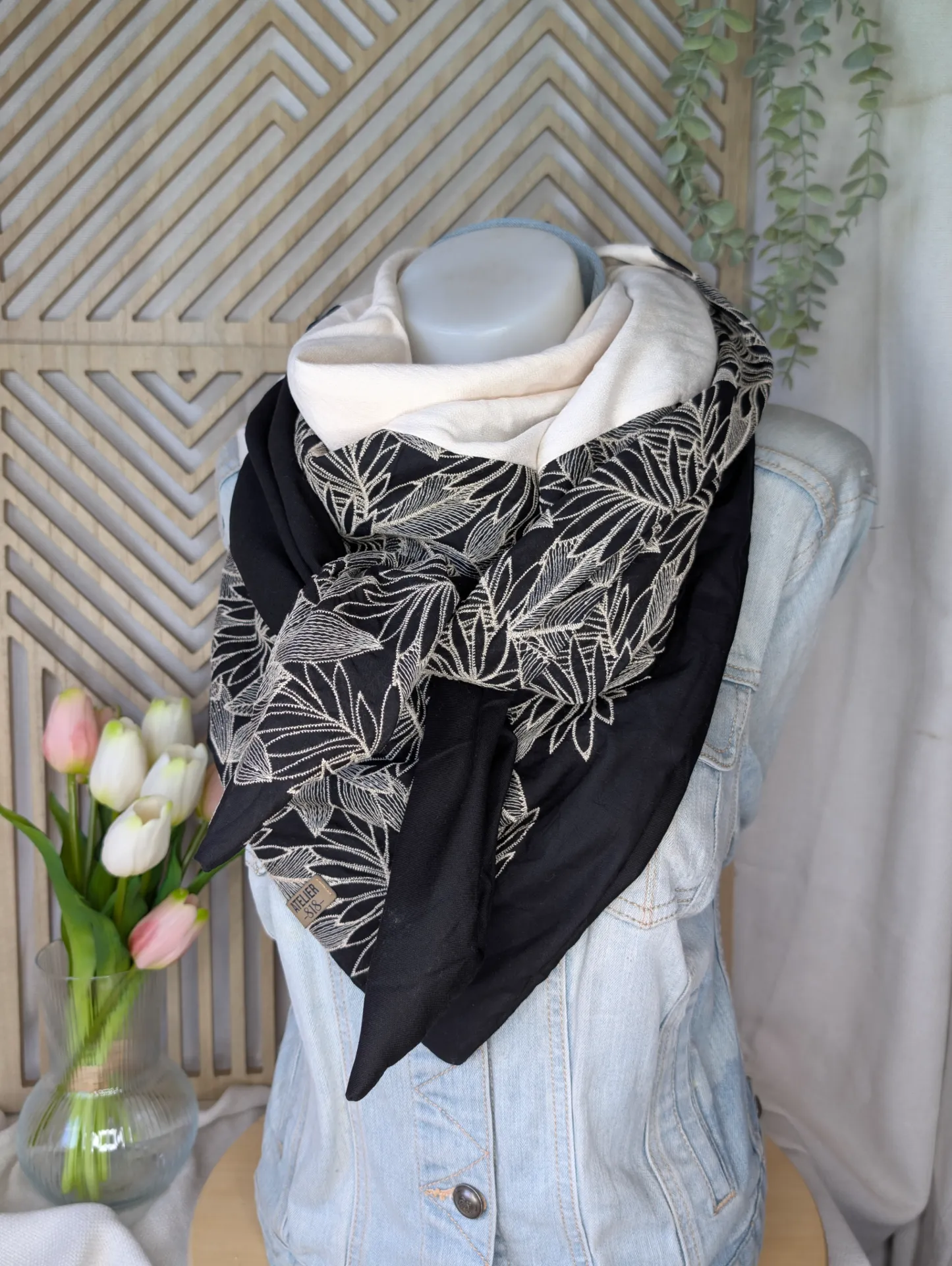 Classique noir brodé beige