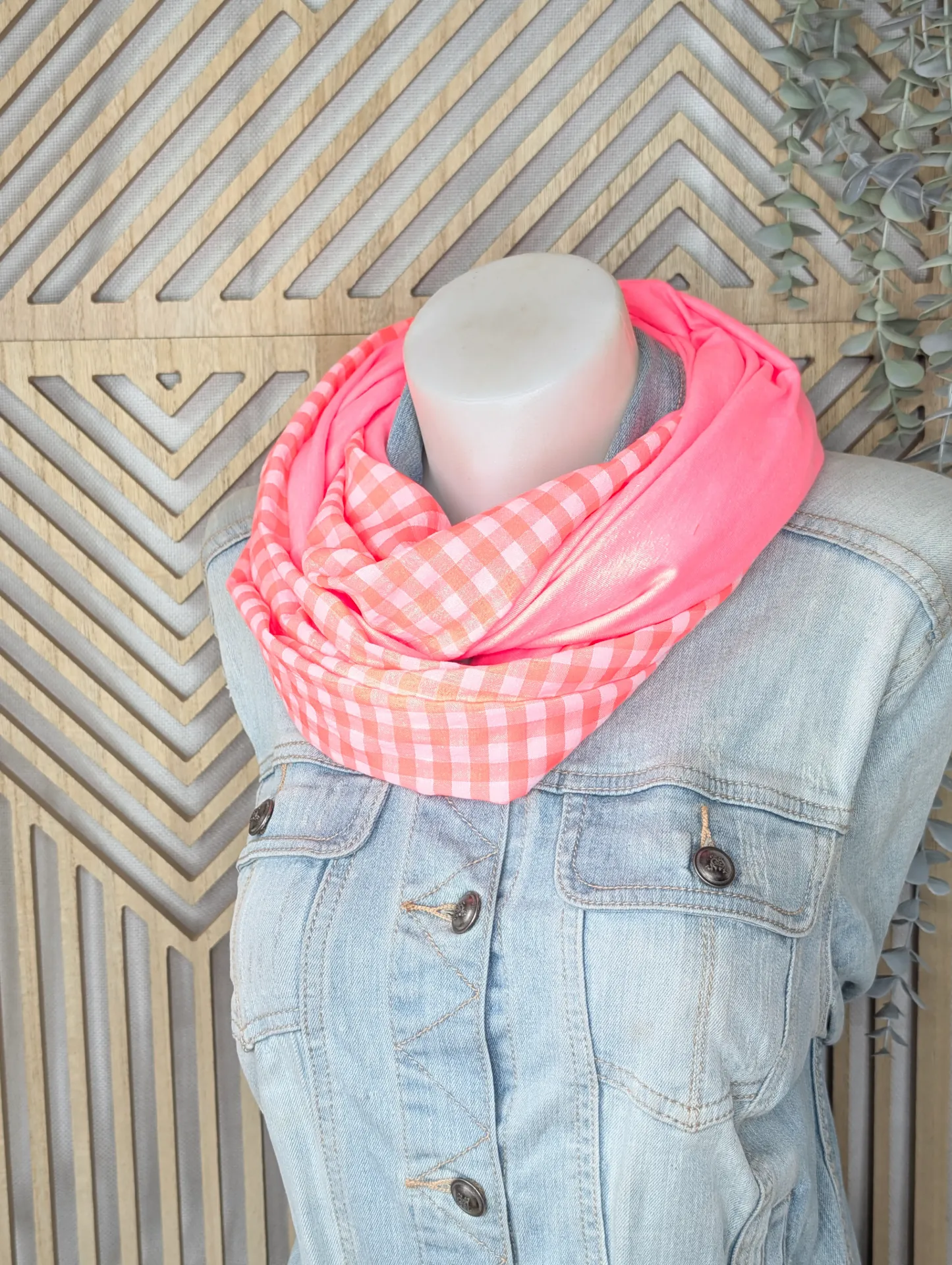 Double tour carreaux rose fluo