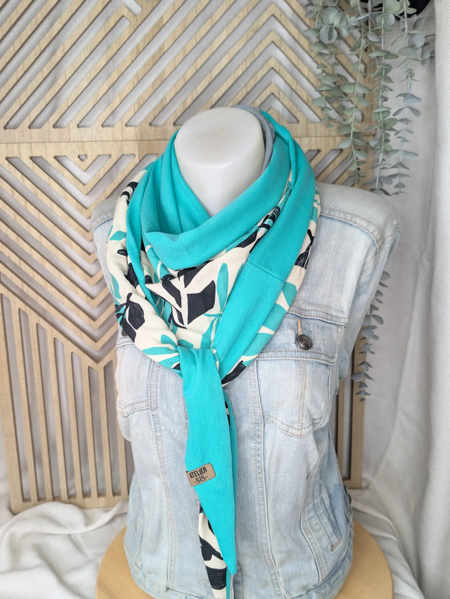Petit turquoise feuilles noires