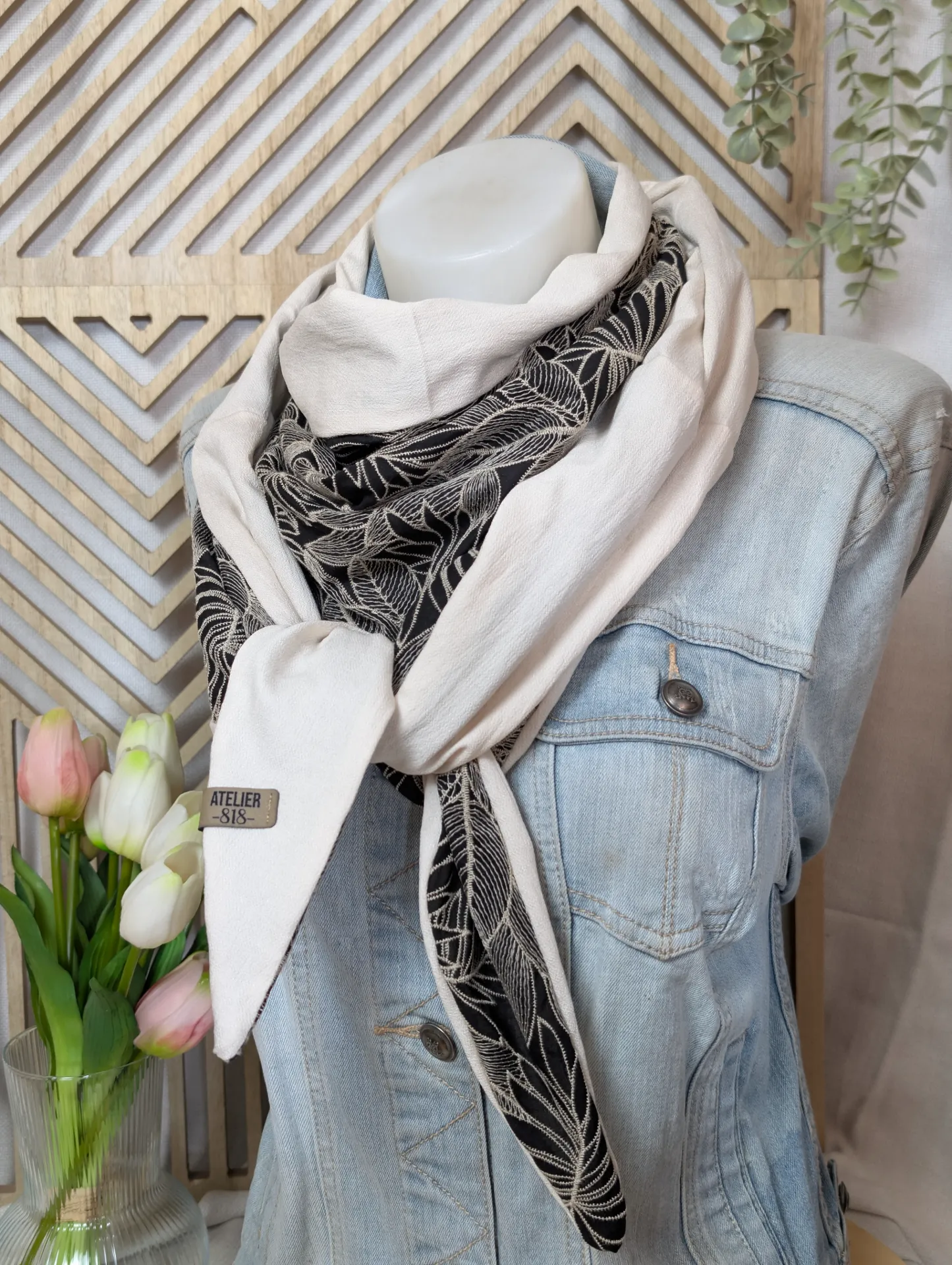 Petit noir brodé beige