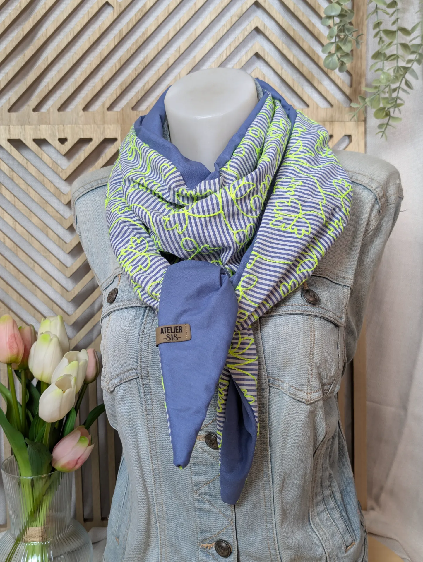 Petit ligné bleu brodé fluo